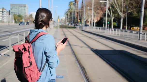 Jonge Vrouw Met Smartphone Wit Die Overdag Tram Wacht Stadsleven — Stockvideo