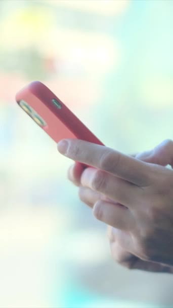 携帯電話 トレンディな女性のモバイルアプリ チャットやテキスト — ストック動画