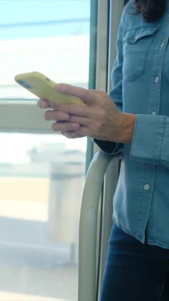 Telefon Město Trendy Žena Mobilní Aplikaci Chatování Nebo Textování — Stock video
