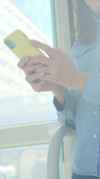 Teléfono Ciudad Mujer Moda Aplicación Móvil Chat Mensajes Texto — Vídeos de Stock