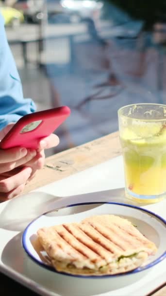 在加州的一家咖啡馆里 一个快乐的女人独自享用午餐 在健康的饮食和商务任务中捕捉社交媒体的瞬间 — 图库视频影像