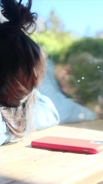 Νεαρή Κουρασμένη Γυναίκα Κεφάλι Στα Χέρια Στο Τραπέζι Ένα Smartphone — Αρχείο Βίντεο