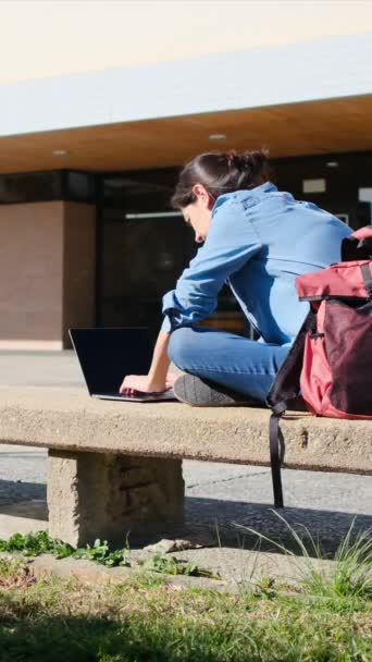Studentka Uniwersytetu Zanurzona Studiach Kampusie Laptopem Wykorzystuje Spokój Świeżym Powietrzu — Wideo stockowe