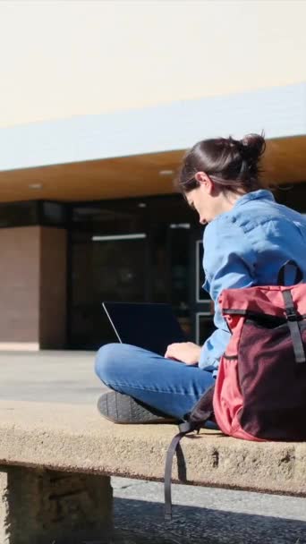 Eine Studentin Die Mit Ihrem Laptop Auf Dem Campus Studiert — Stockvideo