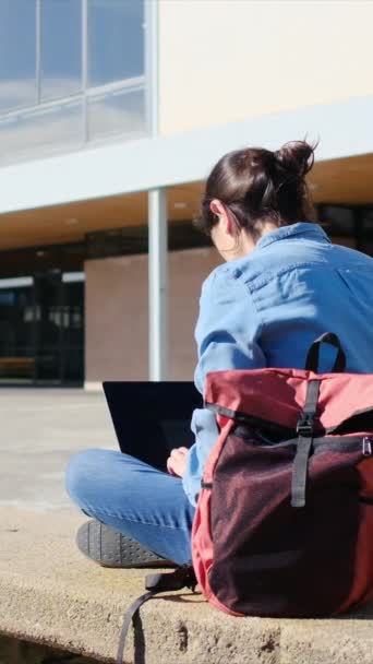 Een Universiteitsstudent Ondergedompeld Studeren Campus Met Haar Laptop Omarmt Outdoor — Stockvideo