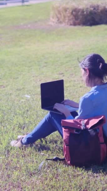 대학생 그녀의 노트북과 캠퍼스에서 공부에 평온을 그녀의 여행에 자신감 — 비디오