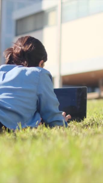 Uma Estudante Universitária Imersa Estudar Campus Com Seu Laptop Abraça — Vídeo de Stock