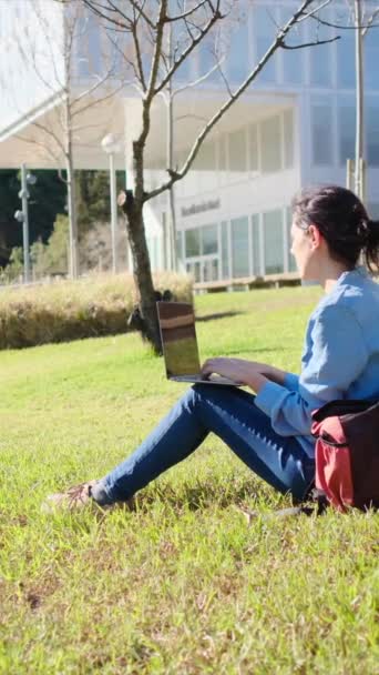 Kampüste Laptopuyla Ders Çalışmaya Dalmış Bir Üniversite Öğrencisi Açık Hava — Stok video