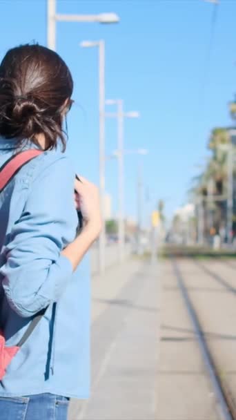 Młoda Kobieta Plecakiem Czeka Peronie Tramwajowym Lub Miejskim Gotowa Wyruszenia — Wideo stockowe