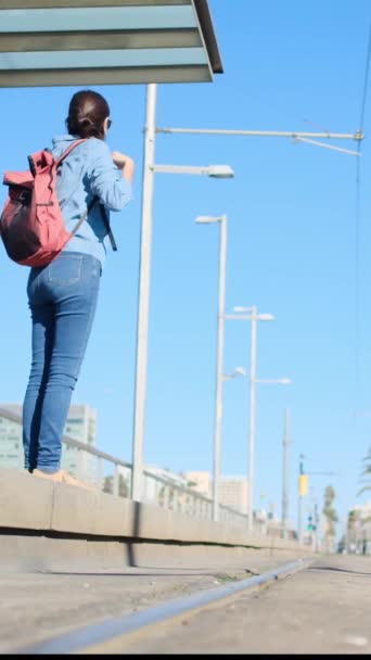 Młoda Kobieta Plecakiem Czeka Peronie Tramwajowym Lub Miejskim Gotowa Wyruszenia — Wideo stockowe