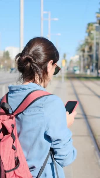 Junge Frau Mit Rucksack Mit Smartphone Auf Der Stadtstraße — Stockvideo