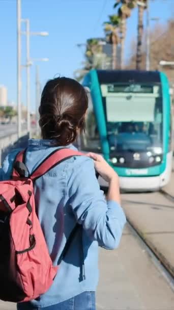 Sırt Çantalı Genç Bir Kadın Tramvayda Şehir Tren Peronunda Binmeye — Stok video