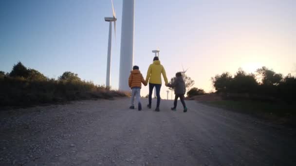 Madre Con Figli Che Camminano Campagna Con Turbine Eoliche Concetto — Video Stock