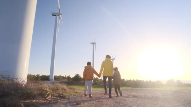 Moeder Met Zonen Wandelen Het Platteland Met Windturbines Ecologie Concept — Stockvideo