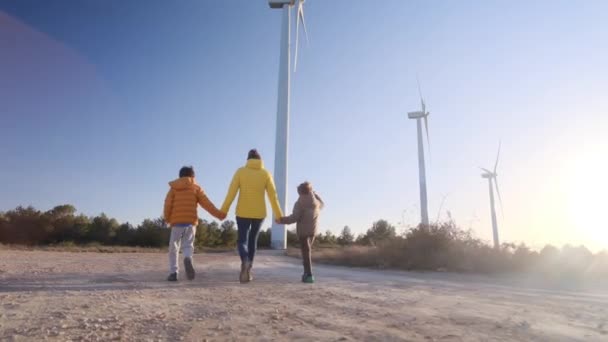 Madre Con Hijos Caminando Campo Con Turbinas Eólicas Concepto Ecología — Vídeo de stock