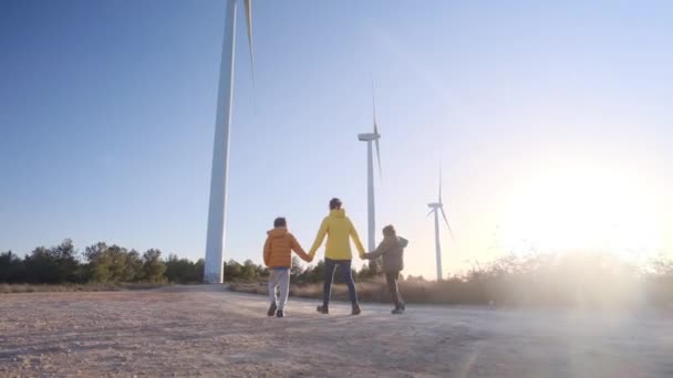 Oğulları Olan Bir Anne Kırsalda Rüzgar Türbinleriyle Yürüyor Ekoloji Kavramı — Stok video
