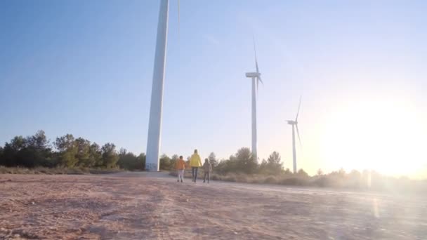 風力タービンで田舎を歩く息子を持つ母親 エコロジーコンセプト — ストック動画