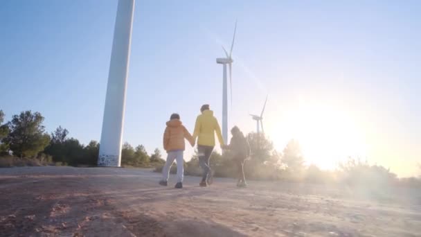 Matka Synami Spacerującymi Wsi Turbinami Wiatrowymi Koncepcja Ekologii — Wideo stockowe