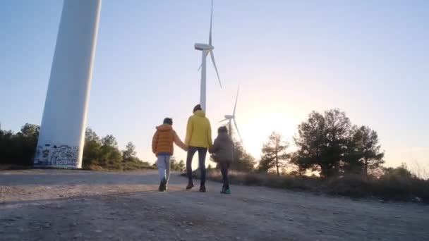 Oğulları Olan Bir Anne Kırsalda Rüzgar Türbinleriyle Yürüyor Ekoloji Kavramı — Stok video