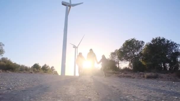 Madre Con Hijos Caminando Campo Con Turbinas Eólicas Concepto Ecología — Vídeos de Stock