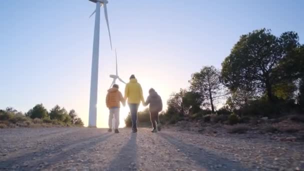 Mãe Com Filhos Andando Campo Com Turbinas Eólicas Conceito Ecologia — Vídeo de Stock