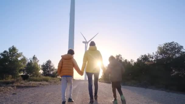 Ibu Dengan Anak Anak Berjalan Pedesaan Dengan Turbin Angin Konsep — Stok Video