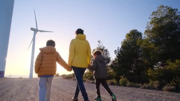 Madre Con Hijos Caminando Campo Con Turbinas Eólicas Concepto Ecología — Vídeo de stock