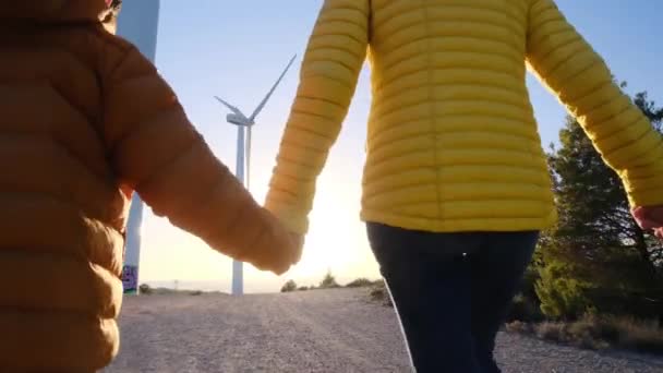 Мати Синами Йдуть Сільській Місцевості Вітровими Турбінами Концепція Екології — стокове відео