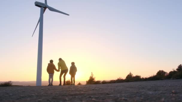 Moeder Met Zonen Het Platteland Kijken Naar Windturbine Ecologie Concept — Stockvideo