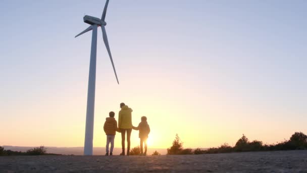 Moeder Met Zonen Het Platteland Kijken Naar Windturbine Ecologie Concept — Stockvideo