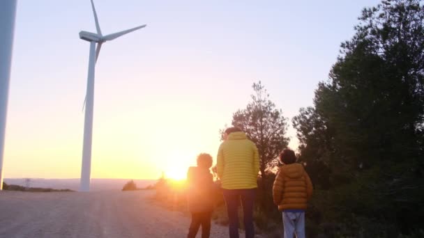 Matka Synami Wsi Turbinami Wiatrowymi Koncepcja Ekologii — Wideo stockowe