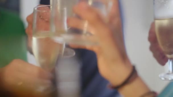 Del Folket Skålar Med Champagne — Stockvideo