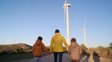 Anne ve oğulları kırsalda rüzgar türbinleri, ekoloji konsepti