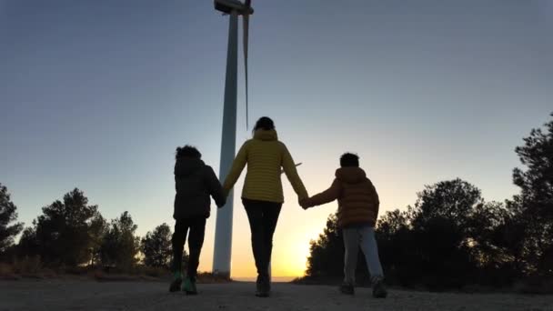 Mãe Com Filhos Campo Com Turbinas Eólicas Conceito Ecologia — Vídeo de Stock