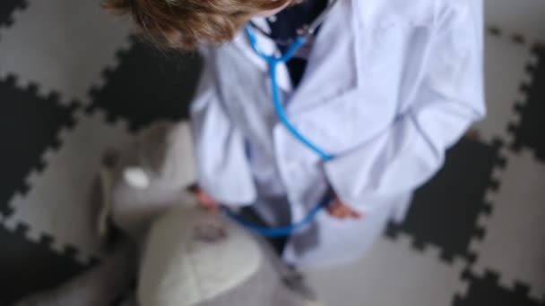 Μικρό Αγόρι Που Φοράει Ιατρική Ρόμπα Στηθοσκόπιο Παίζοντας Ελέφαντα Παιχνίδι — Αρχείο Βίντεο