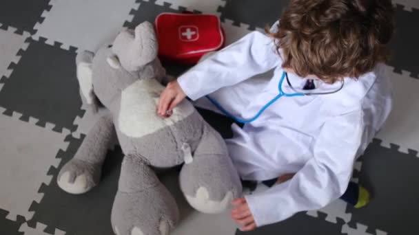 Malý Chlapec Lékařském Rouchu Stetoskopem Hrát Hračkou Slona — Stock video