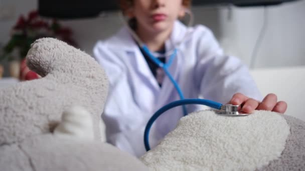 Mały Chłopiec Noszący Szlafrok Medyczny Stetoskopem Bawiący Się Zabawkowym Słoniem — Wideo stockowe