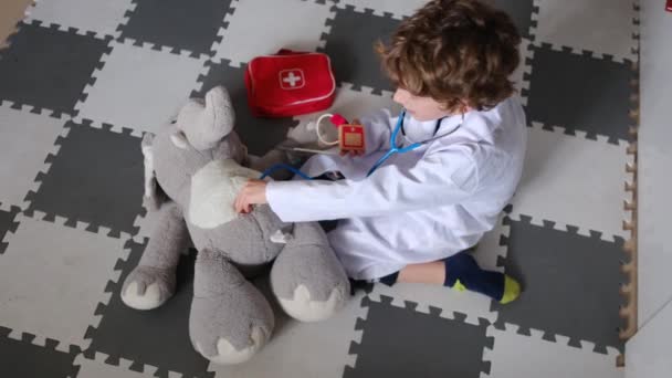 Bambino Che Indossa Vestaglia Medica Con Stetoscopio Giocare Con Elefante — Video Stock