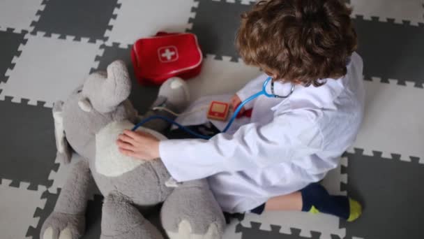 Μικρό Αγόρι Που Φοράει Ιατρική Ρόμπα Στηθοσκόπιο Παίζοντας Ελέφαντα Παιχνίδι — Αρχείο Βίντεο