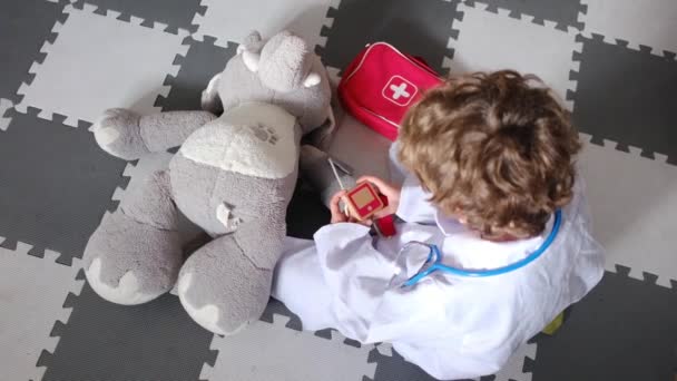 장난감 코끼리와 스테로스코프 의료복을 — 비디오