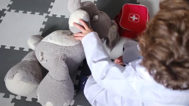 Mały Chłopiec Medycznym Szlafroku Bawiący Się Zabawkowym Słoniem — Wideo stockowe