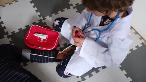 小男孩穿着医疗服和他哥哥一起玩 — 图库视频影像