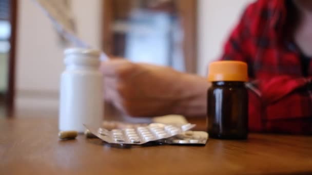 Parziale Donna Lettura Ricetta Pillole Tavola Casa — Video Stock