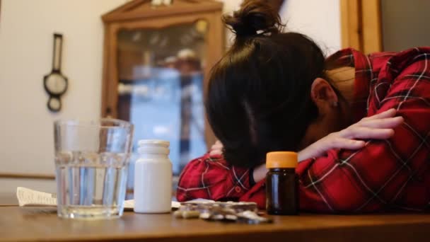 Mujer Enferma Sentada Sufriendo Mesa Con Pastillas Médicas Casa — Vídeo de stock