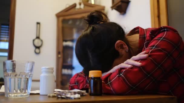 Femme Malade Assise Souffrant Table Avec Des Pilules Médicales Maison — Video