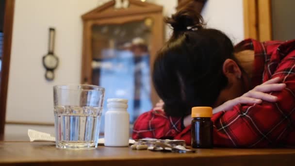 Chorą Kobietę Siedzącą Cierpiącą Przy Stole Tabletkami Medycznymi Domu — Wideo stockowe