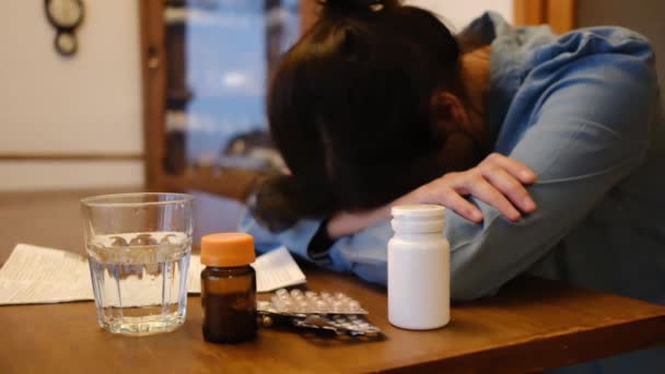 Chorą Kobietę Siedzącą Cierpiącą Przy Stole Tabletkami Medycznymi Domu — Wideo stockowe