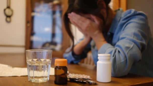 Mulher Doente Sentada Sofrendo Mesa Com Pílulas Médicas Casa — Vídeo de Stock