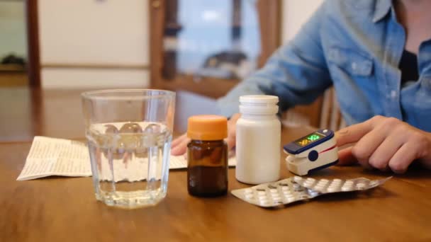 Femme Malade Mesurant Pression Table Avec Des Pilules Médicales Maison — Video