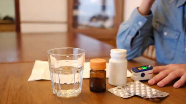 Femme Malade Mesurant Pression Table Avec Des Pilules Médicales Maison — Video